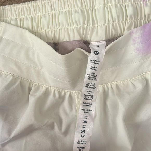 Lululemon size 10 2.5 inch low-rise hotty hots! - Picture 4 of 6